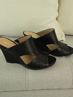 Naturalizer Women’s Leather Black Crossband Slide Mules - NWOT